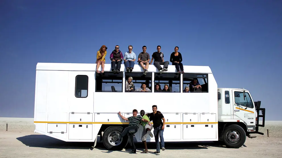 Rejsen foregår i en Nomad truck med engelsktalende rejseleder