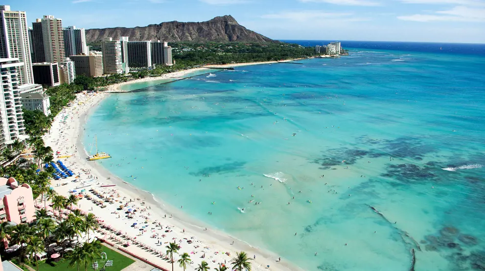 Waikiki Beach ved Honolulu er et godt sted at starte rejsen til Hawaii