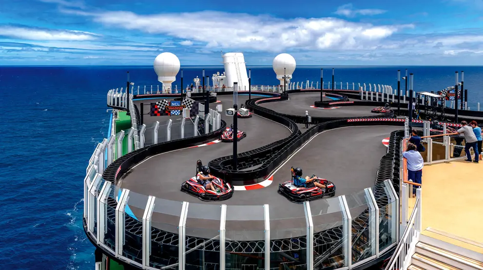 Er du til fart og spænding, så kan du f.eks. køre gokart på toppen af et krydstogtskib
