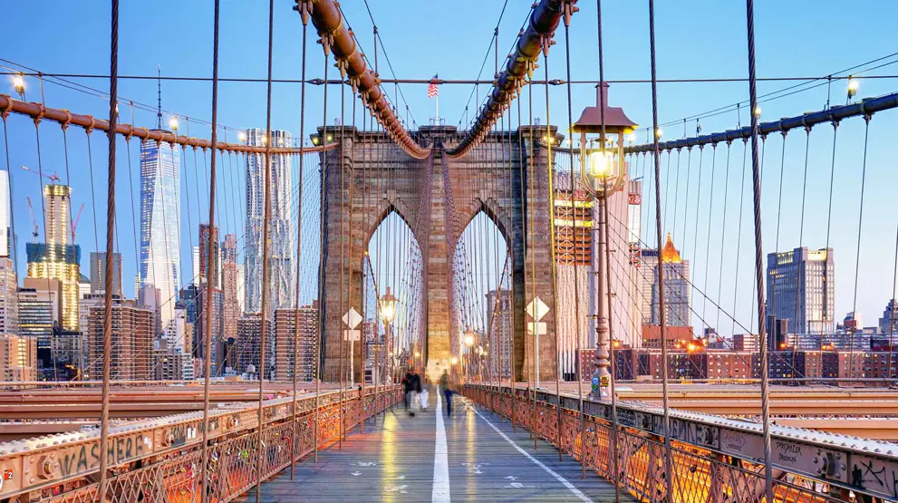 En gåtur over Brooklyn Bridge mellem Brooklyn og Manhattan er et must på ferien til New York