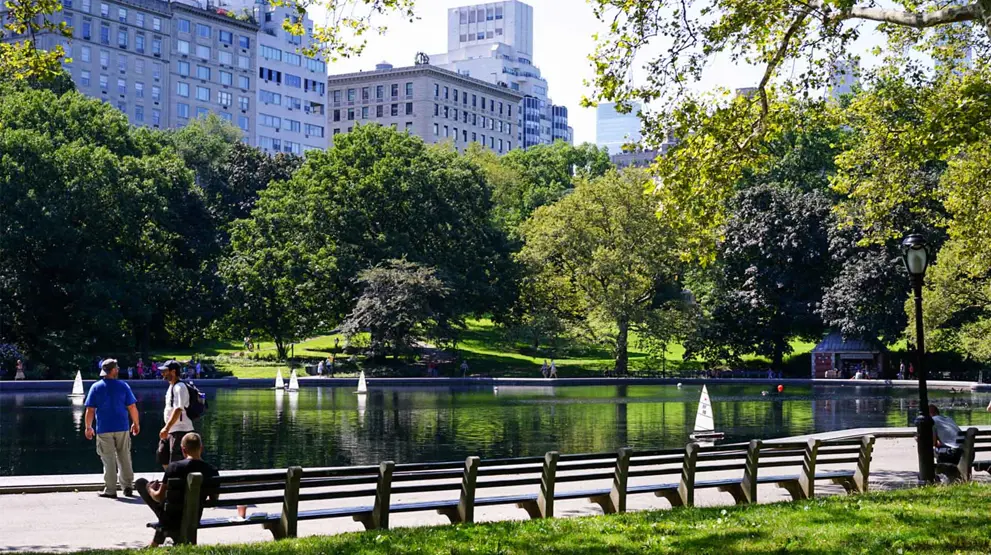 Tag en hotdog eller en kaffe med i Central Park, og observer livet i den berømte park