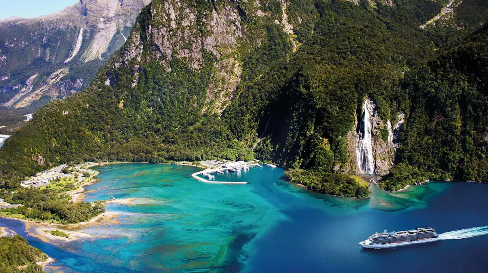 Oplev New Zealands smukke landskaber på et krydstogt fra Australien