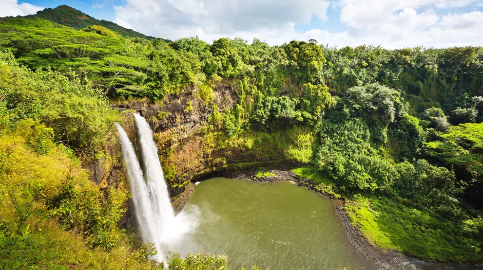 Tvillingevandfaldene Wailua Falls er en af mange naturoplevelser på Kauai