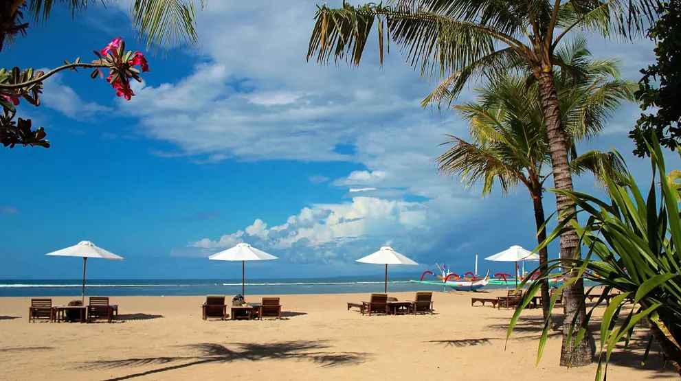 En rejse til Bali skal næsten indeholde tid ved stranden, f.eks. her i Sanur