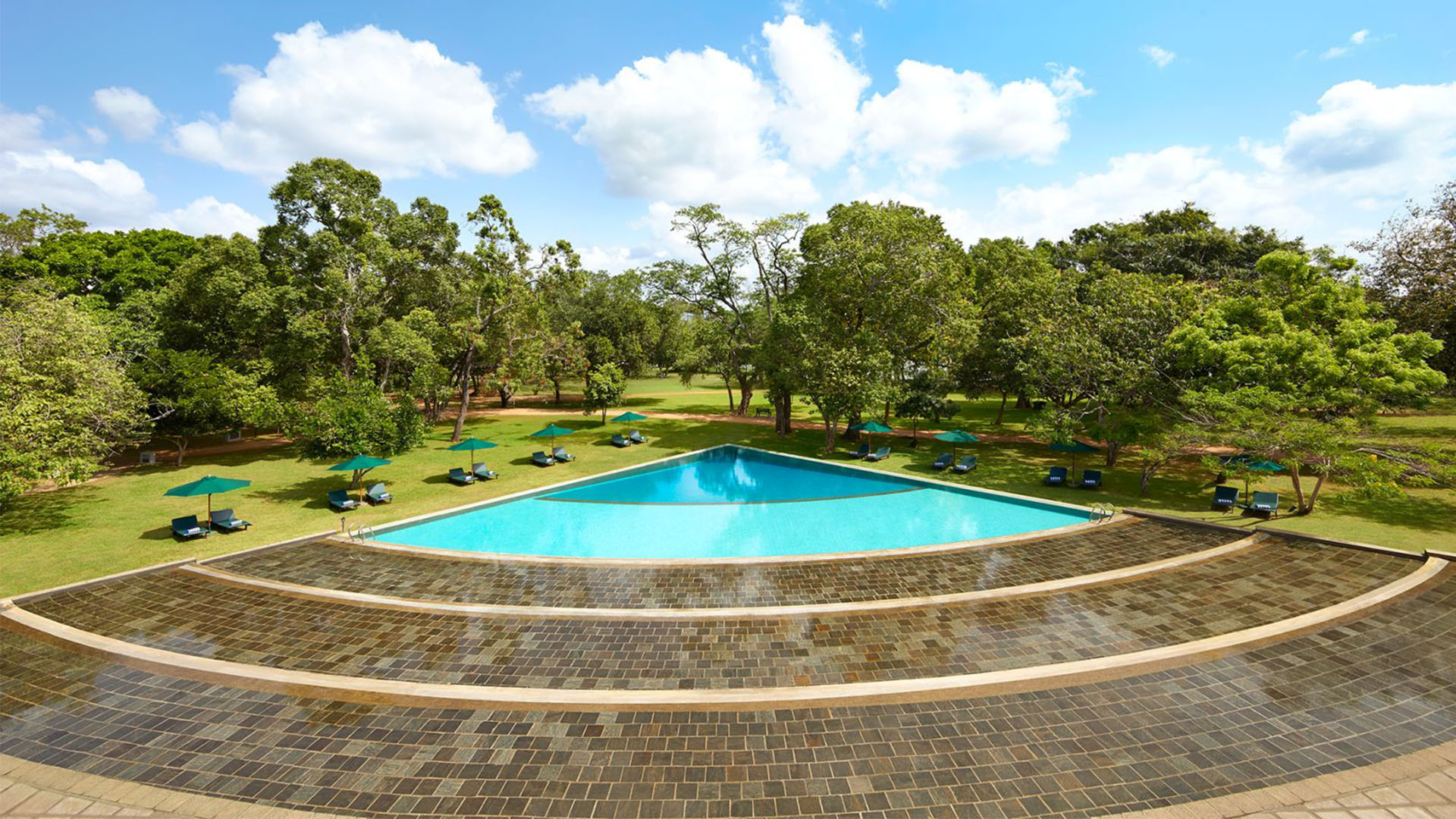 Tag en dukkert i poolen og slap af i solen