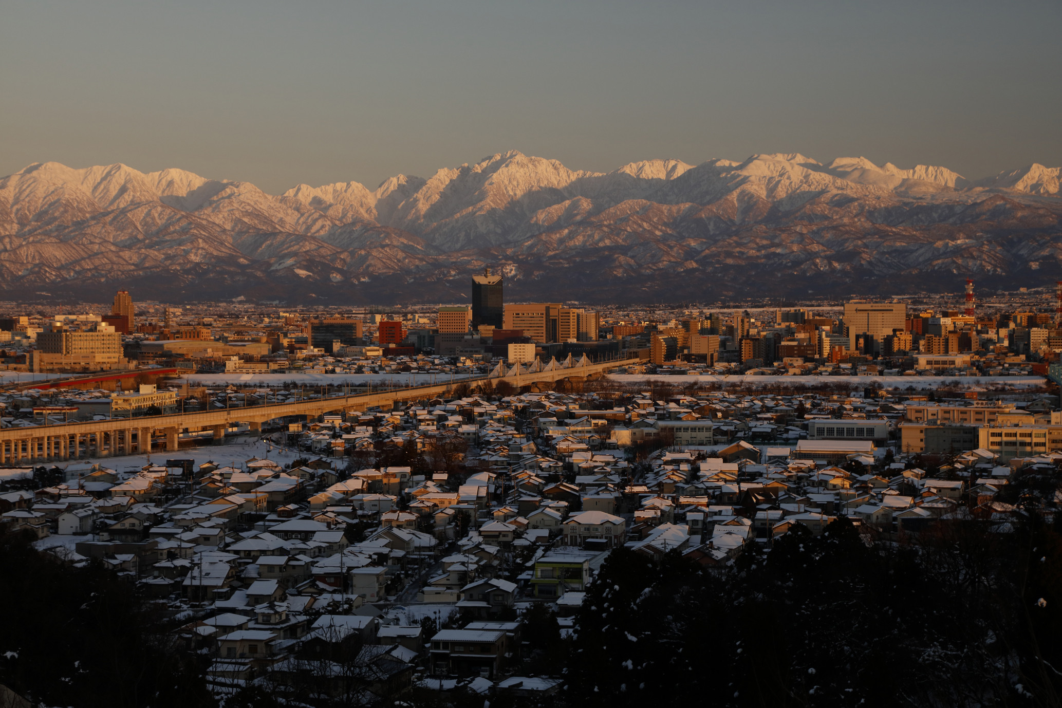 Byen Toyama med sin smukke beliggenhed i de japanske alper