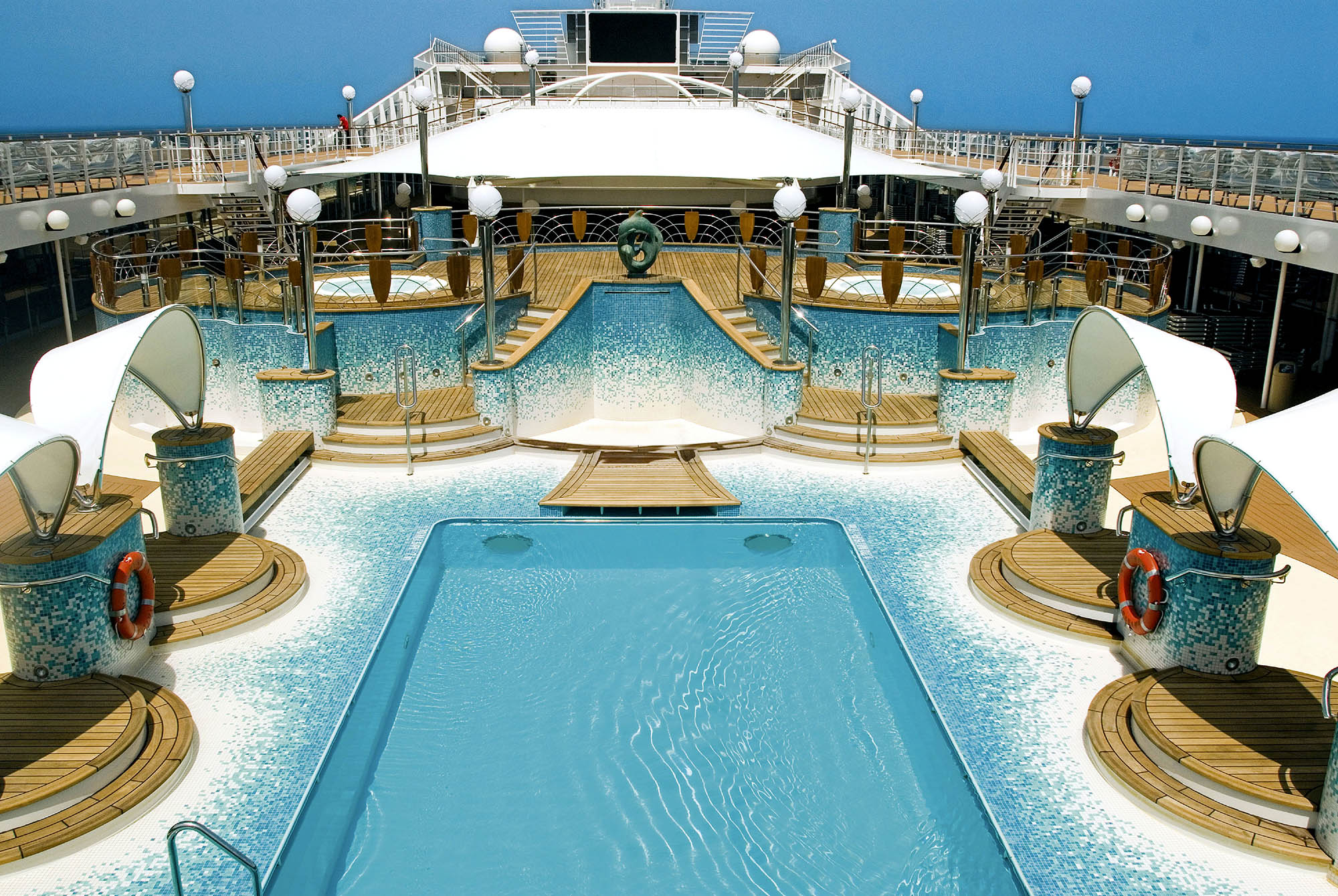 Et af MSC Musicas skønne poolområder