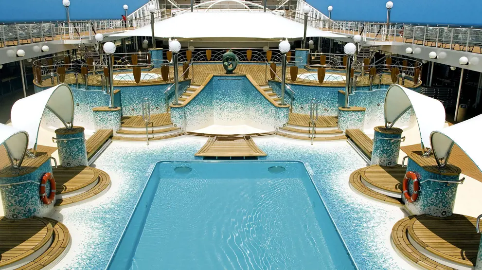 Et af MSC Musicas skønne poolområder