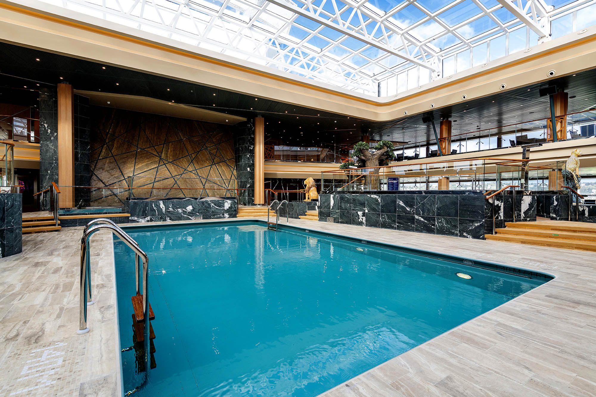 Indendørs poolområde på MSC Virtuosa