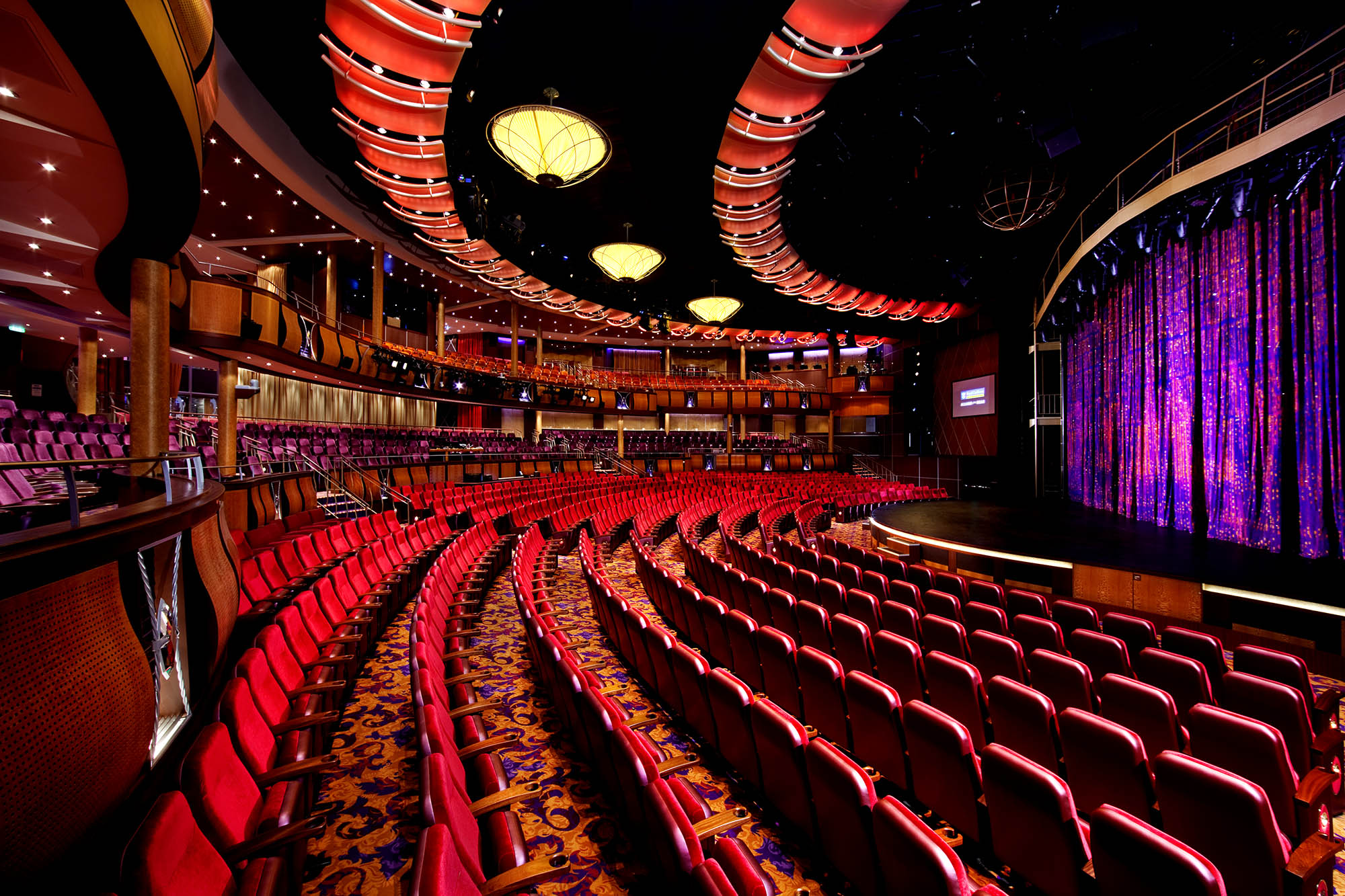 Se alt fra Broadway-inspirerede shows til intime musikalske optrædener i Amber Theatre