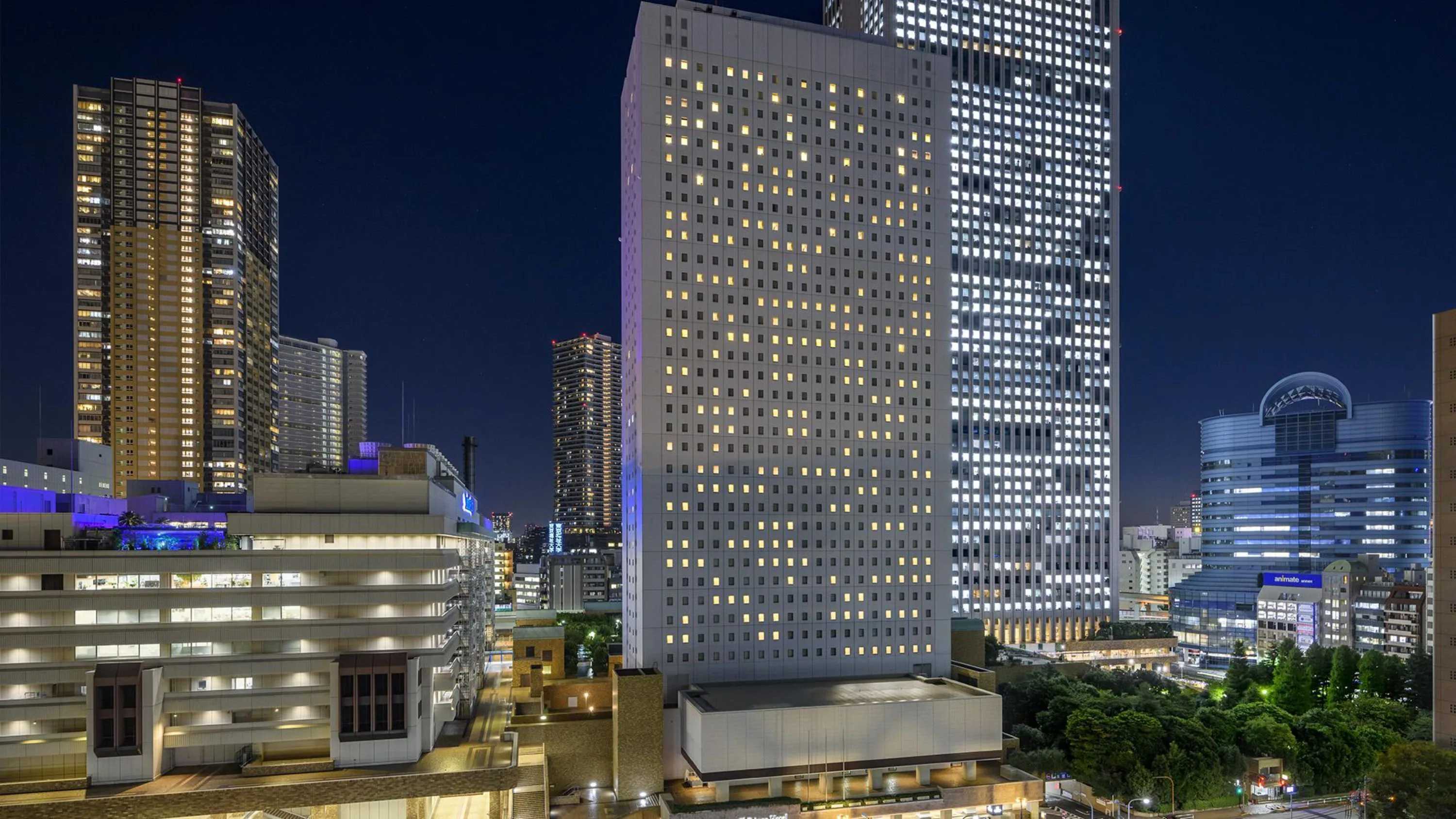 Hotellet ligger centralt mellem moderne bygninger i Tokyo