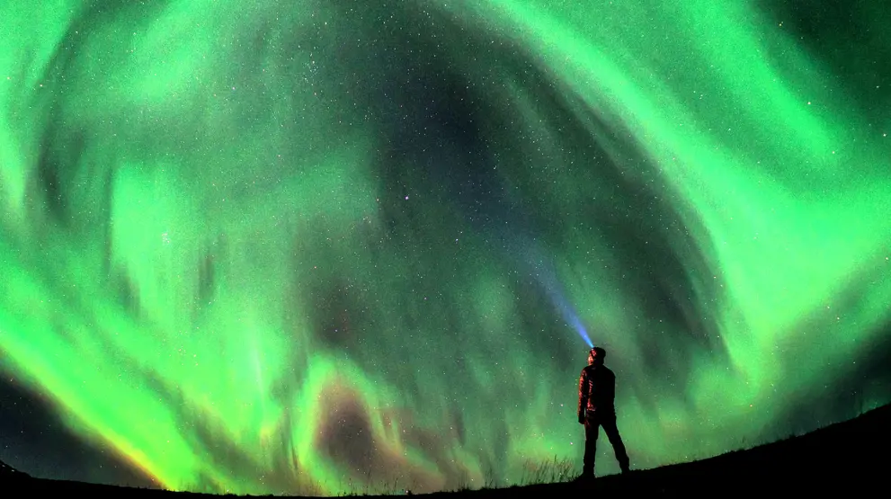Afhængigt af rejsetispunkt er der mulighed for at se nordlys i Island