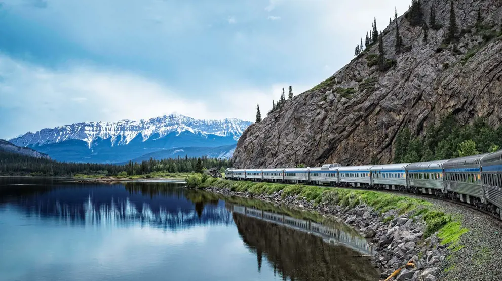 Med VIA Rail kan du komme på naturskønne togrejser i Canada.