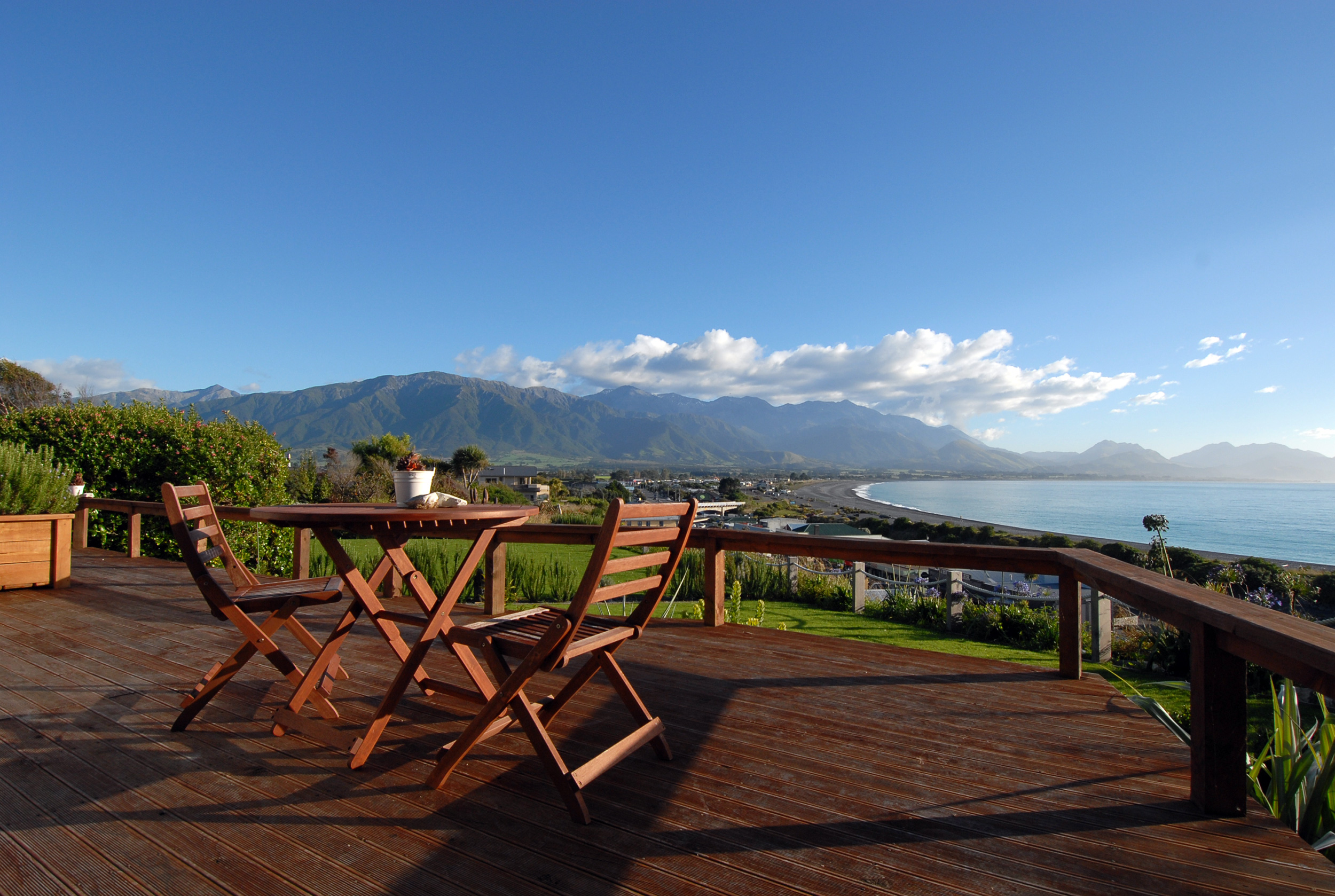 På kør selv ferie i New Zealand kan du bo på charmerende lodges med spektakulær udsigt.