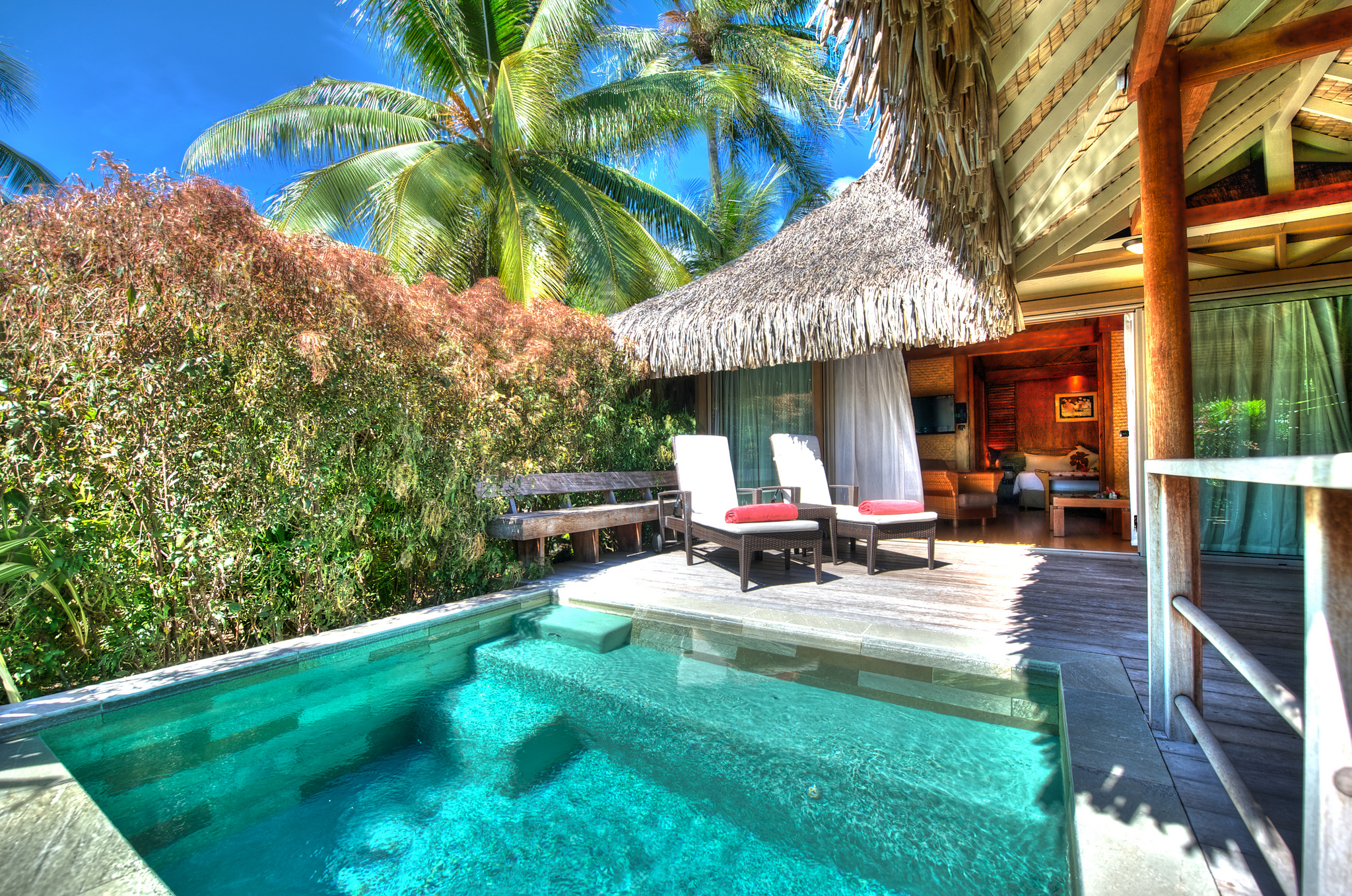 Bungalows placeret i haverne har egen pool - InterContinental Moorea Resort & Spa
