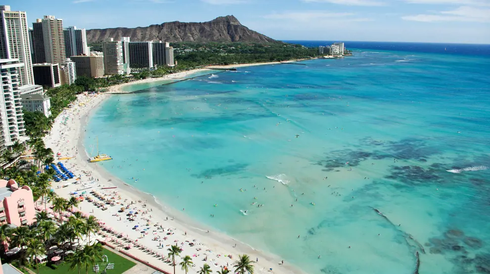 Waikiki Beach ved Honolulu på Oahu er et godt sted at slutte rejsen med tid ved stranden