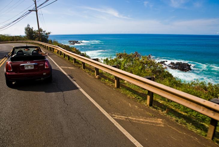 I bil på Oahu. Foto: Hawaii Tourism Authority (HTA) / Tor Johnson