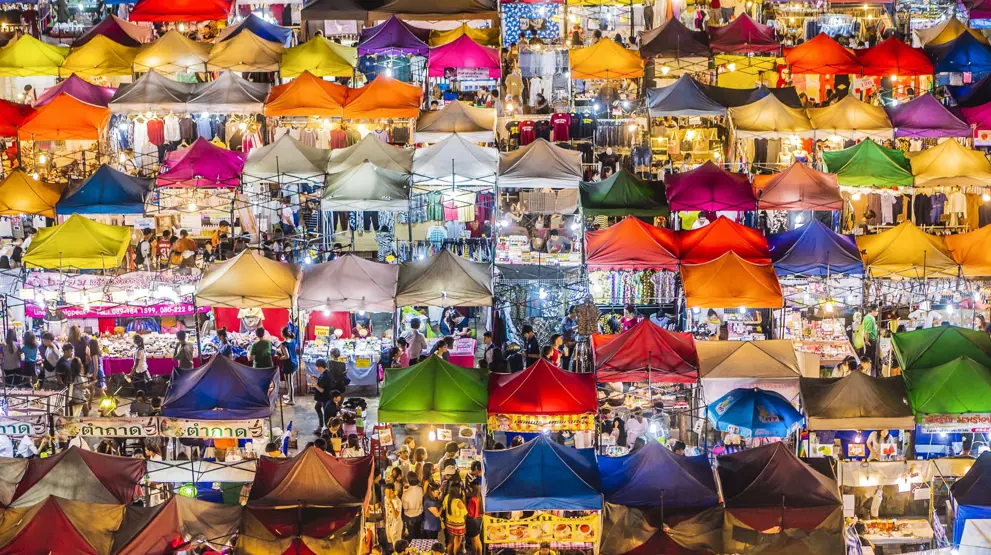 På rejser til Bangkok kan du besøge de mange markeder og shoppinggader.