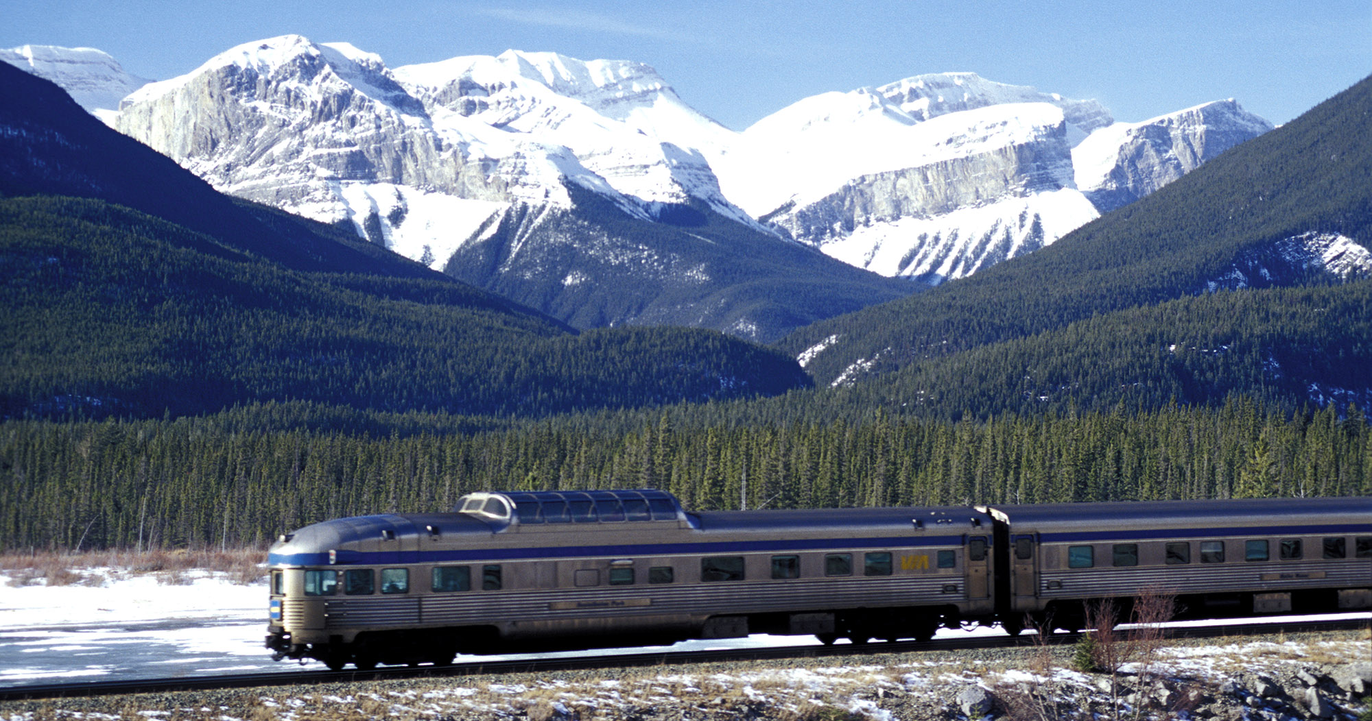 VIA Rail-toget The Skeena på tur gennem Rocky Mountains