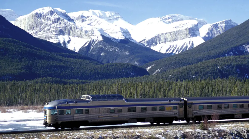VIA Rails tog The Canadian gennem Rocky Mountains