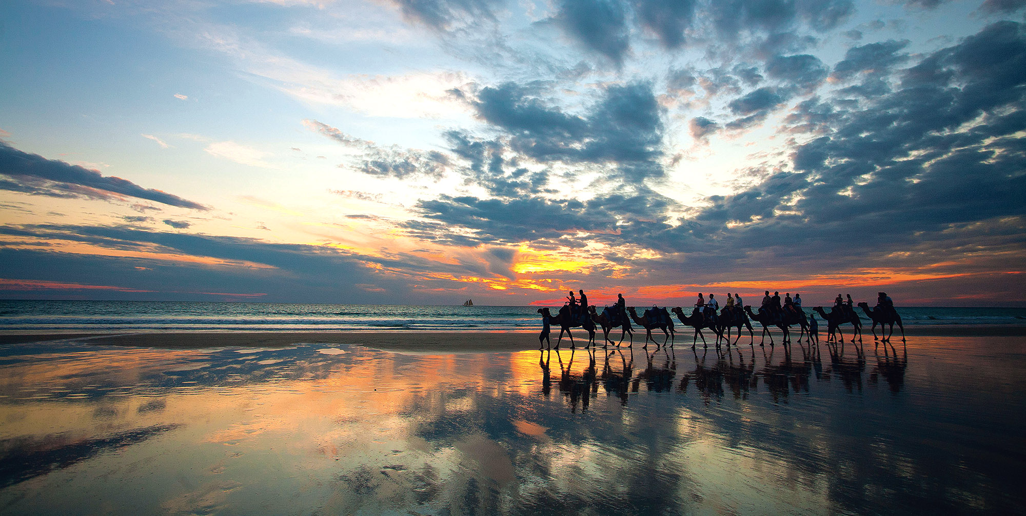 Prøv en unik oplevelse med kamelridning i solnedgangen ved Broome.