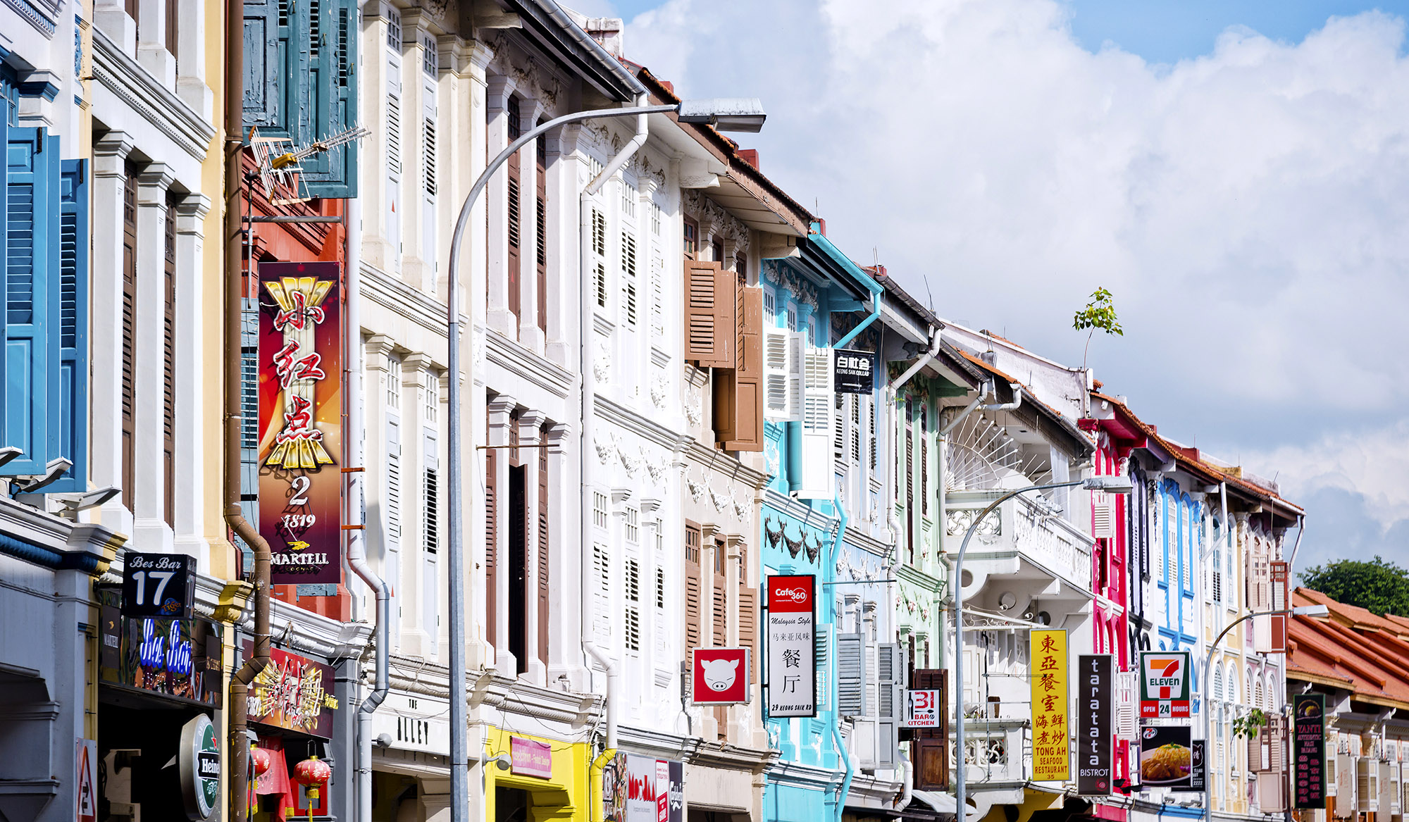 På rejser til Singapore kan du opleve et fantastisk liv med restauranter og butikker i gaderne.