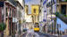 Stejle gader i de gamle kvarterer i Lissabon