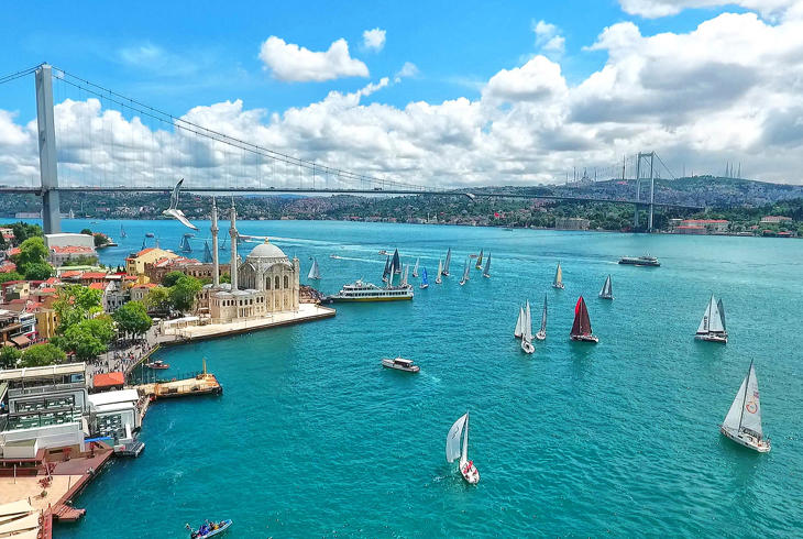 Bosporus broen i Istanbul