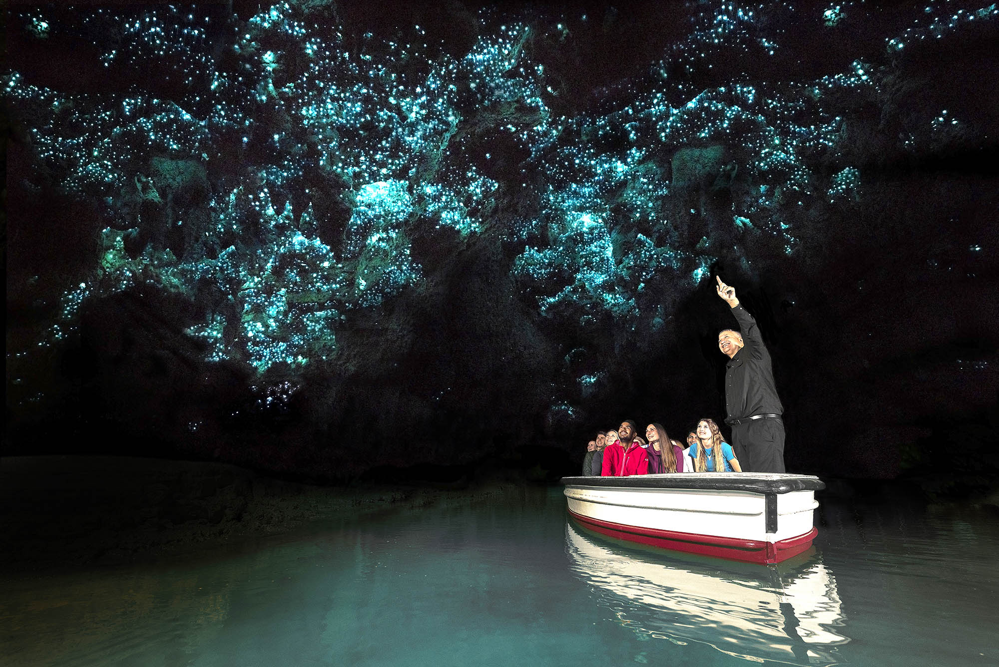 Oplev de fascinerende selvlysende orme i Waitomo Glowworm Caves.