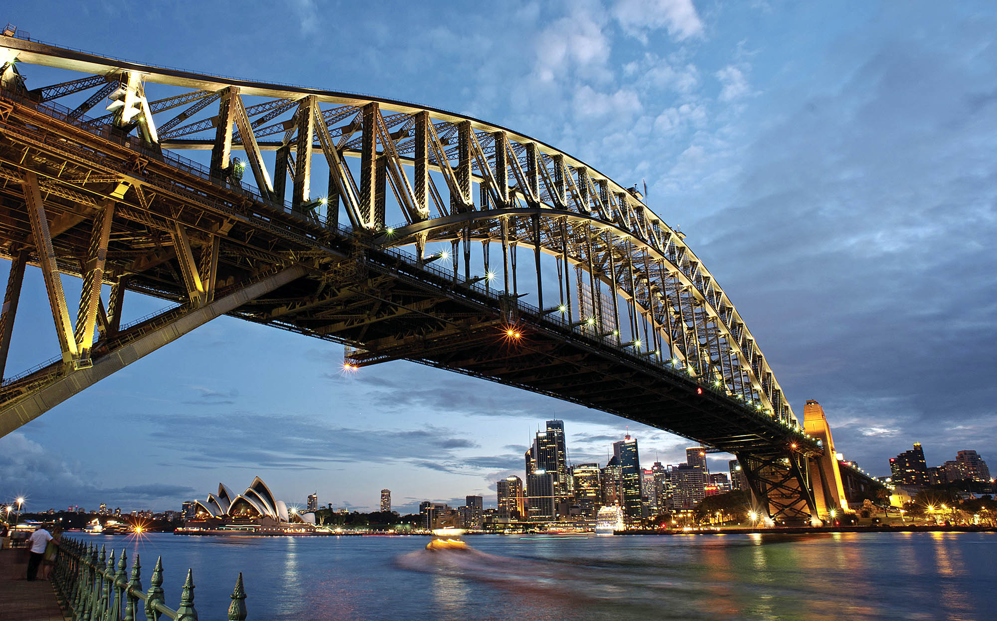 På rejser til Sydney kan du se den ikoniske stålbro, Sydney Harbour Bridge.