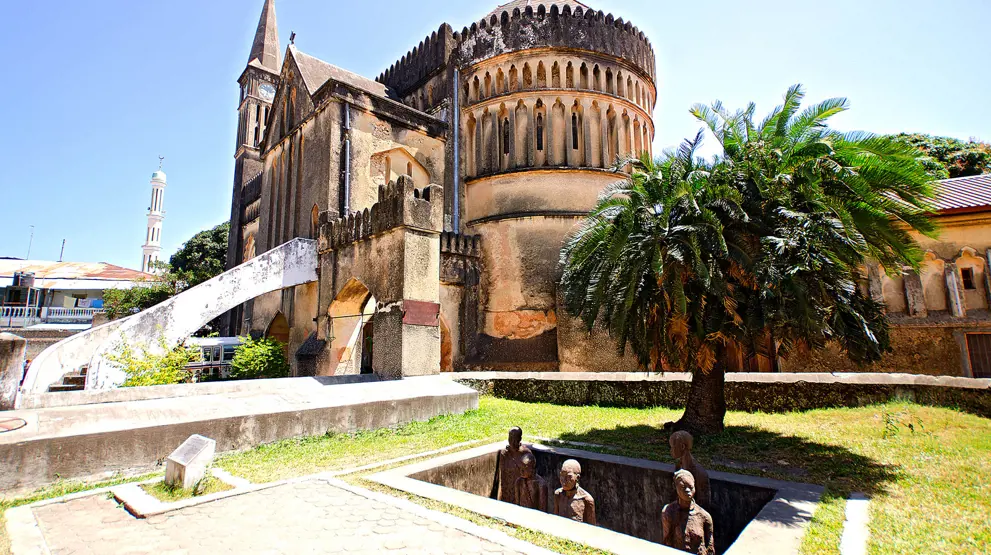 Se Christ Church-katedralen i den historiske Stone Town.