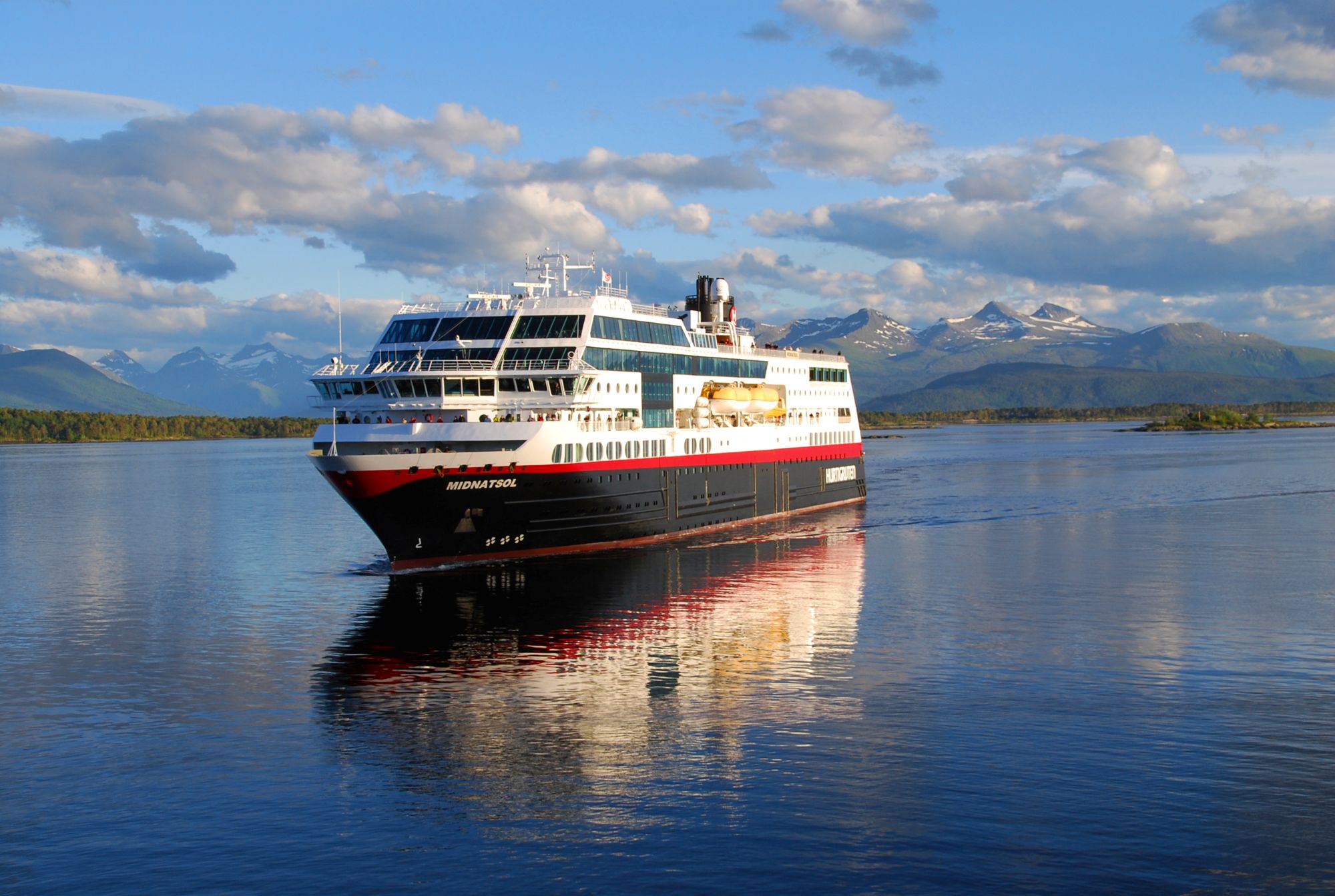Hurtigrutens MS Midnatsol tager jer helt til Svalbard