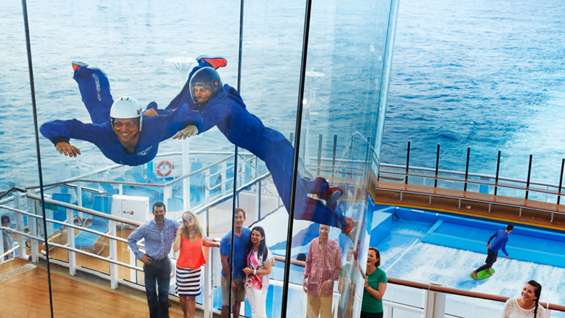 Aktiviteter som skydiving til havs er sjovt for både børn og barnlige sjæle