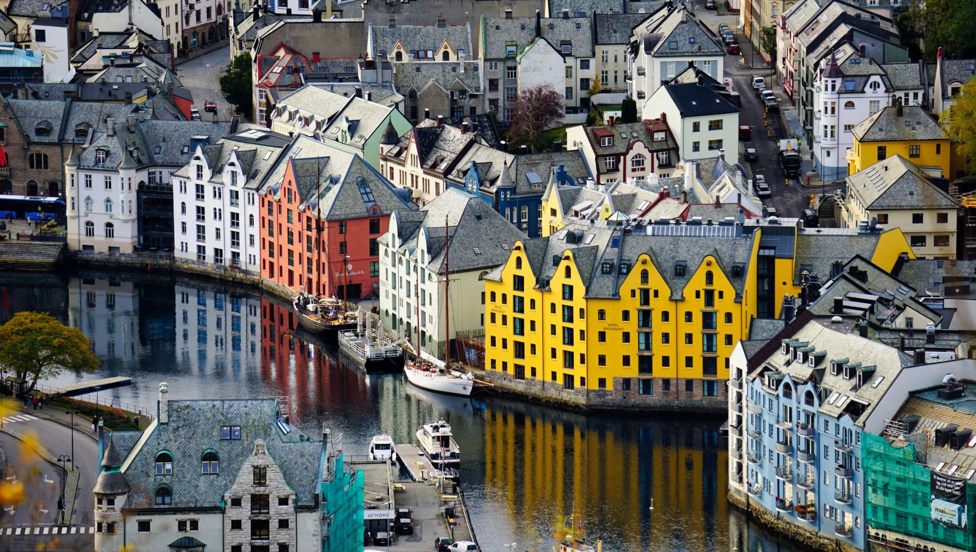 Ålesund charmerer med sin smukke jugendstilarkitektur og naturskønne beliggenhed