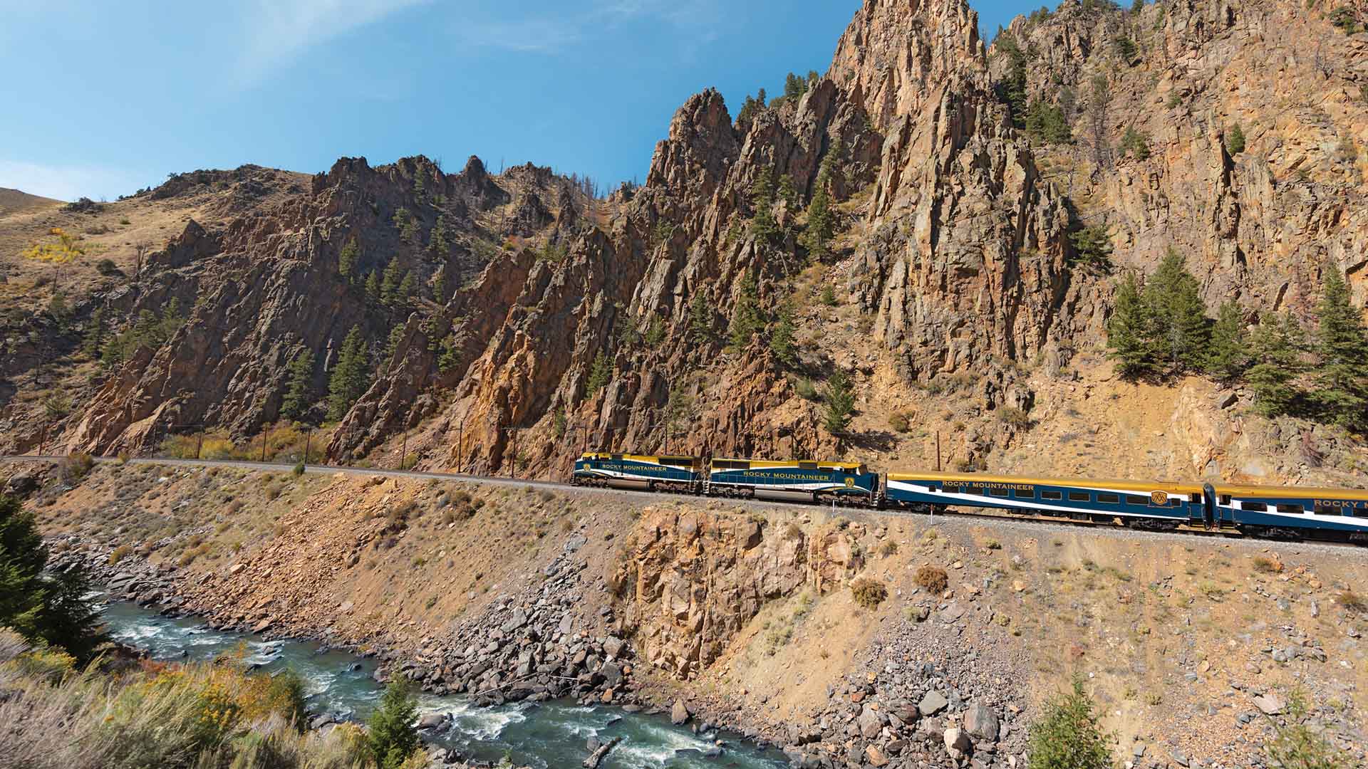 Kør f.eks. gennem de amerikanske Rocky Mountains, her langs Colorado River i Colorado.