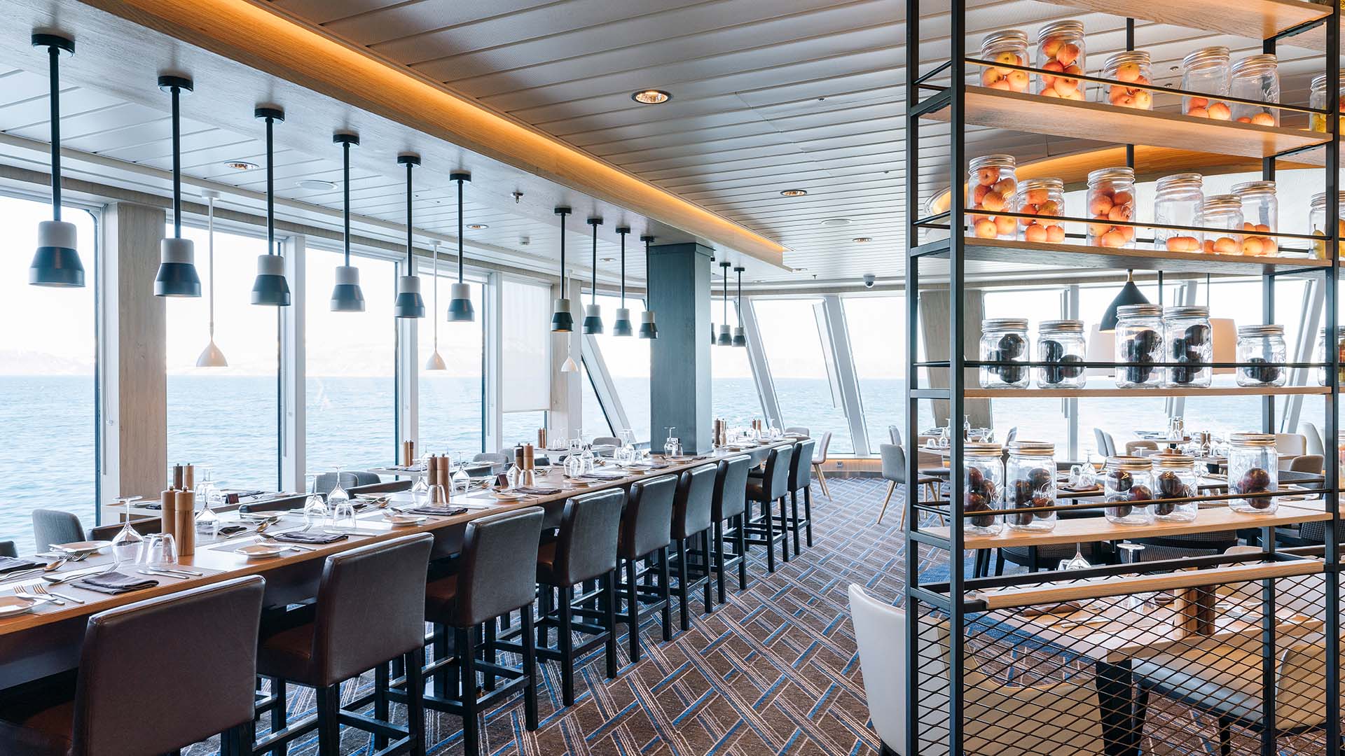 Aune er hovedrestauranten ombord, hvor du kan nyde et lækkert måltid