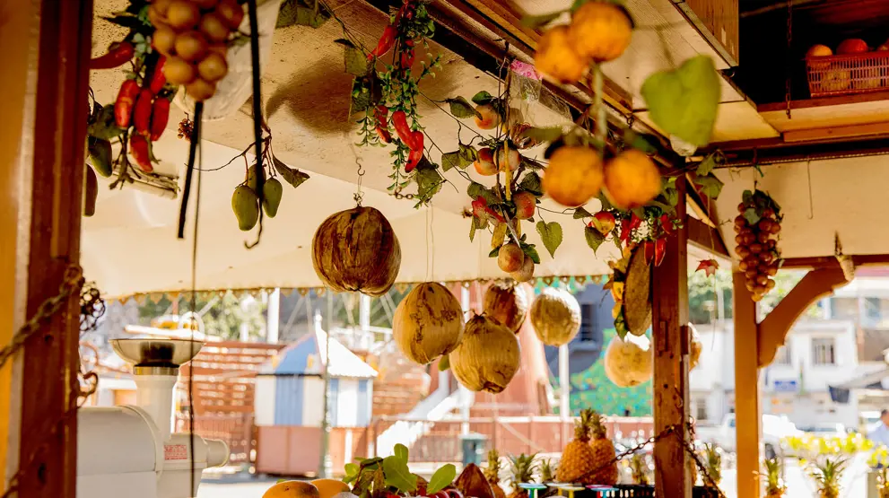 Smag på streetfood med friske frugter og kokosnødder på din Mauritius-rejse.