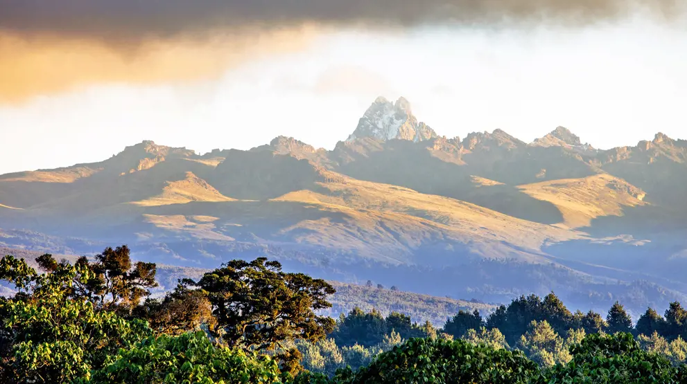 Aberdare- og Mount Kenya-bjergkæden med skovvegetation og sneklædte tinder.