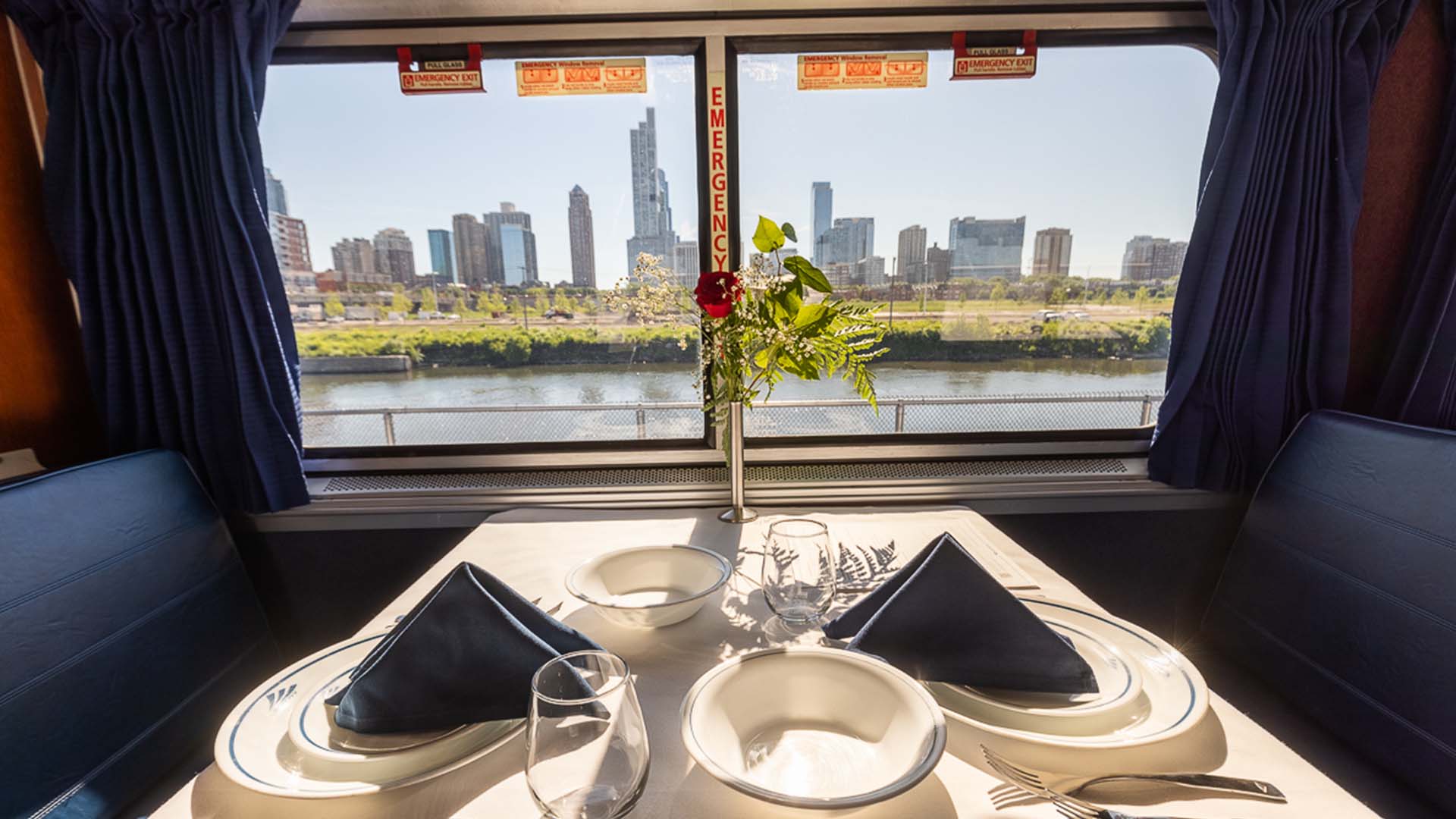 Med Amtrak kan du nyde måltiderne i deres spisevogne på toget.