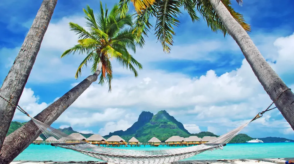 Rejser til Bora Bora byder på idyllisk strandliv og afslapning.