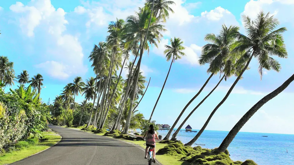 Tag på en cykeltur rundt om den lille ø på din Bora Bora-rejse.