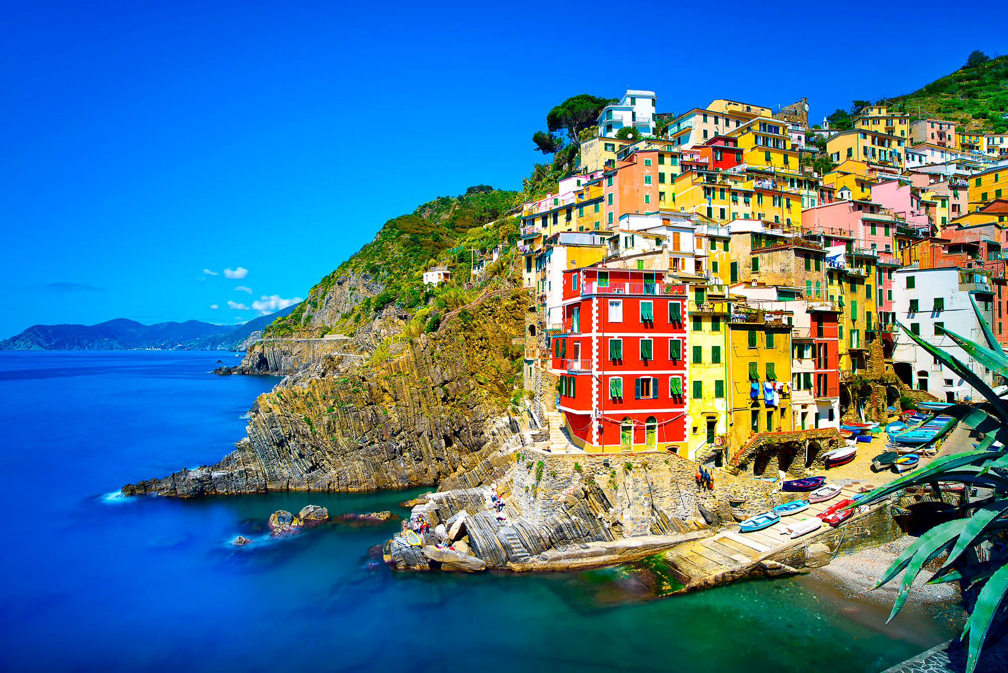 Fra La Spezia kan I besøge Cinque Terre, de charmerende og farverige landsbyer, der ligger spektakulært på klipperne