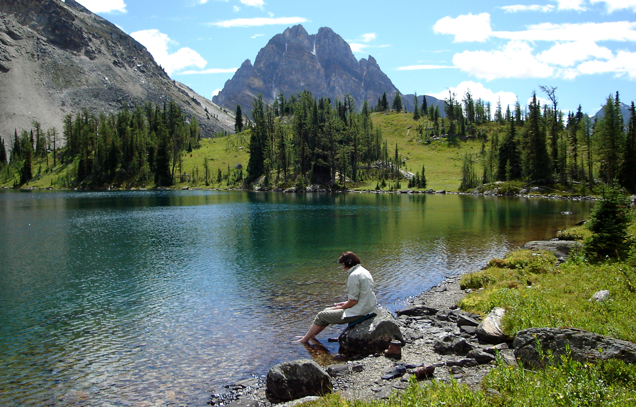 Slap af ved bredden af floden og hør det rislende vand