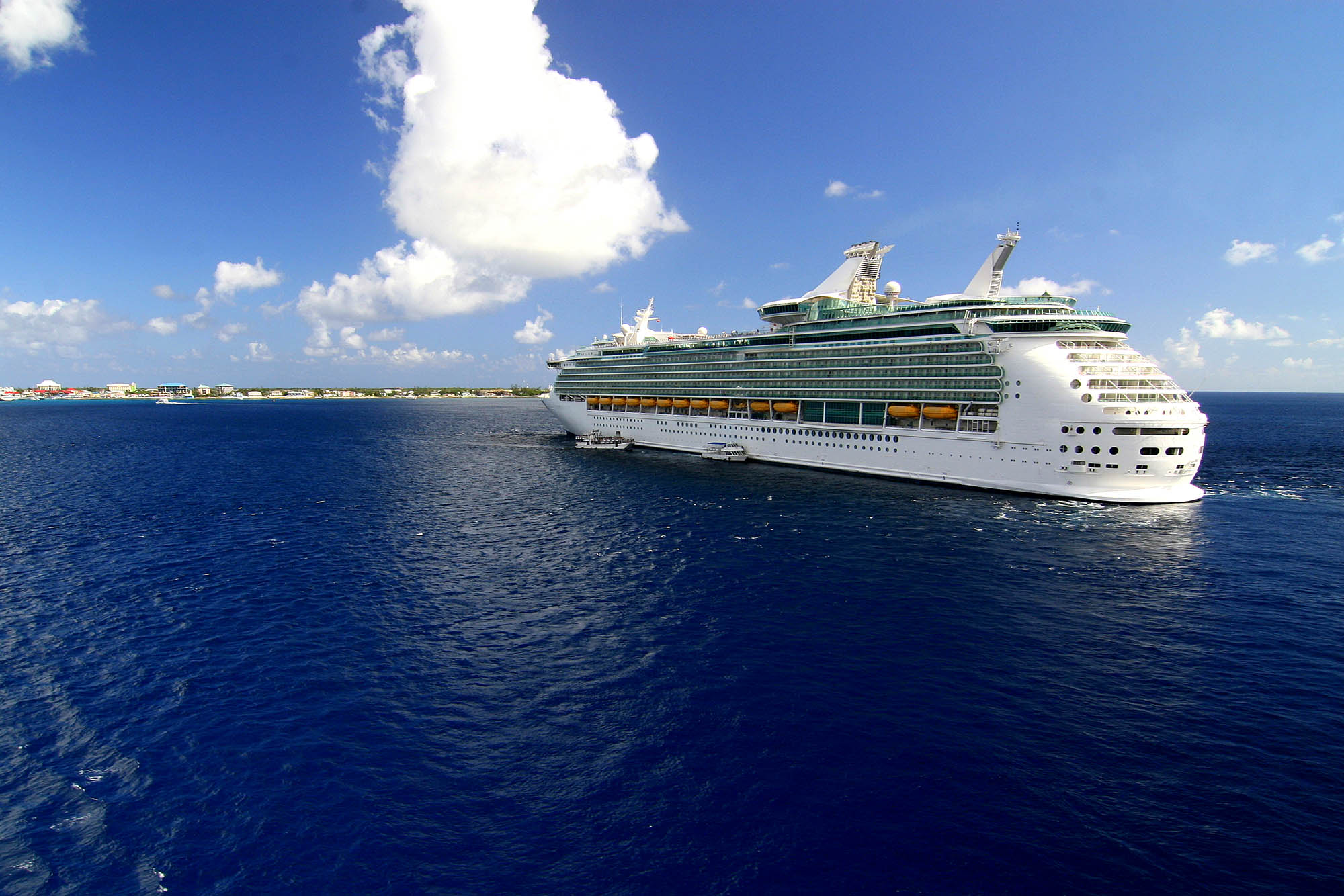 ocean liners-shutterstock_23004811-CUT