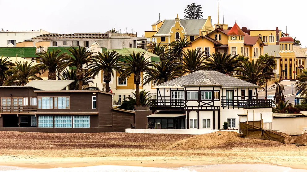 Kystbyen Swakopmund, der ligger ud til Atlanterhavet.