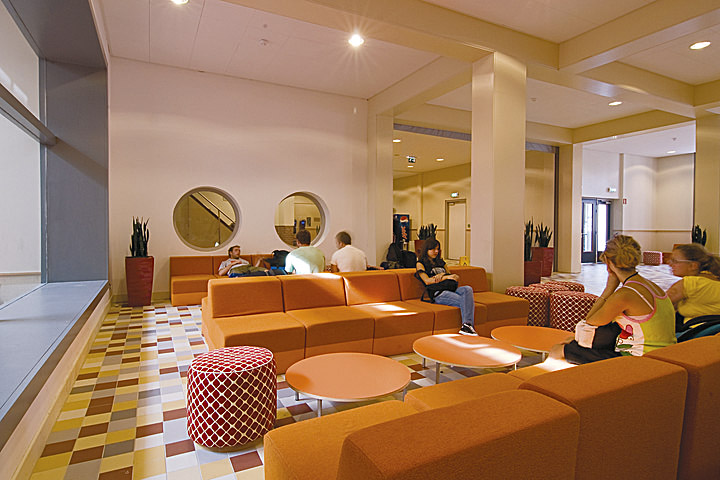 Studietur til Amsterdam. Stayokay Zeeburg. Loungeområde.