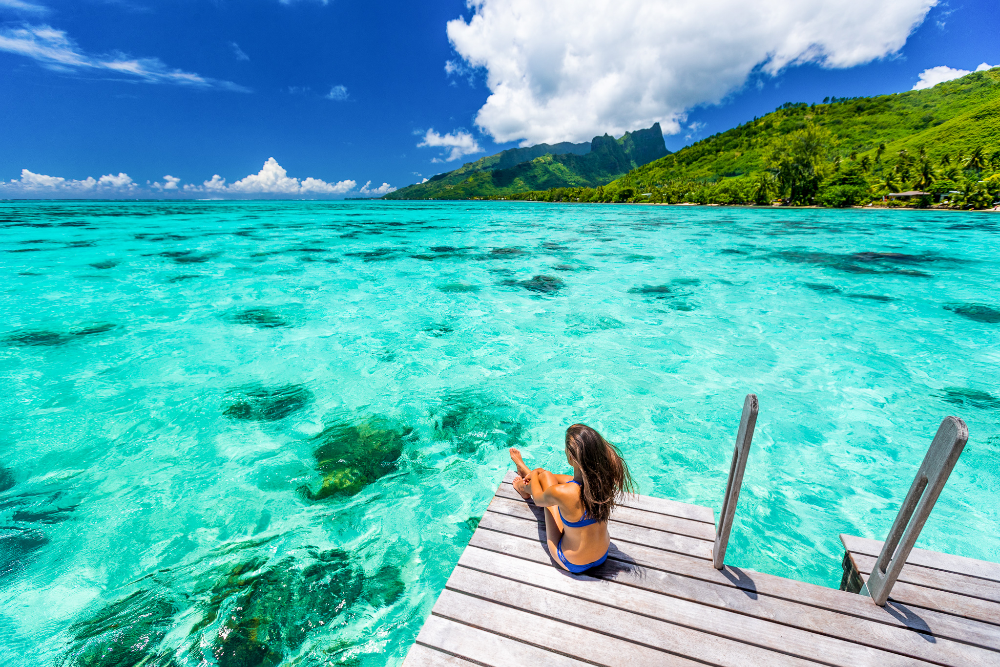 Tahiti byder på fantastiske landskaber, fra grønne bjerge og tropiske skove til smukke strande med hvidt og sort sand