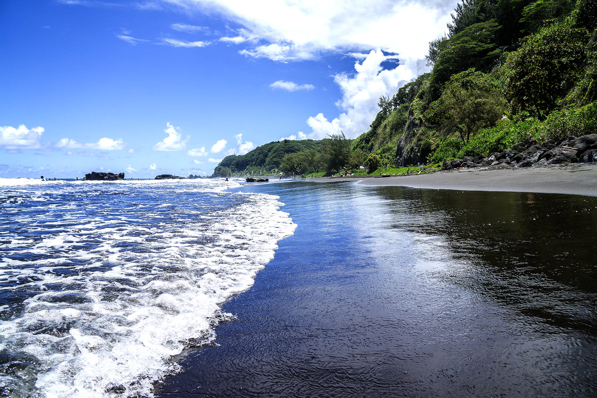 Tahitis natur er bemærkelsesværdigt frodig med sorte sandstrande og skovklædte bjerge
