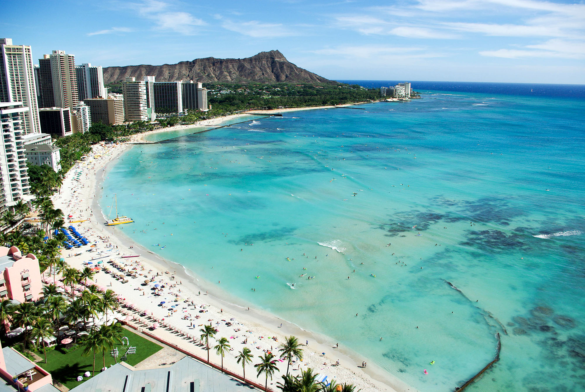 Waikiki Beach ved Honolulu er et godt sted at starte rejsen til Hawaii