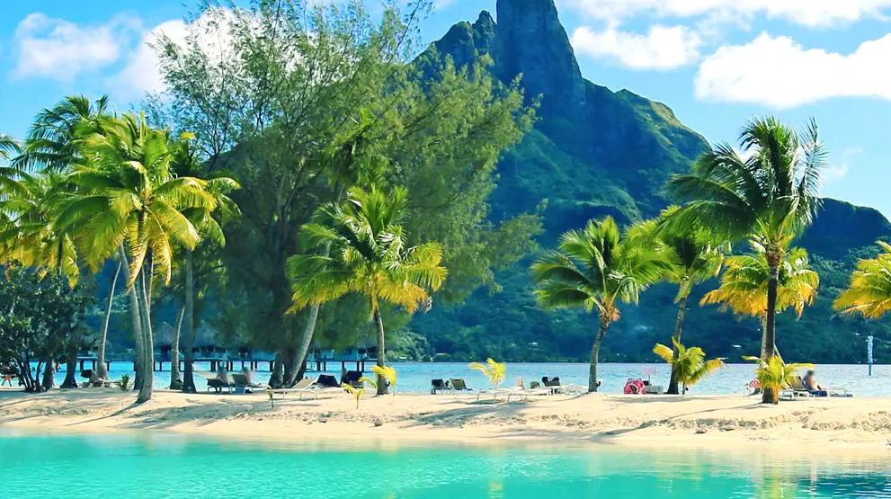 Rejser til Bora Bora byder på store naturoplevelser, her ses flotte Mount Otemanu.